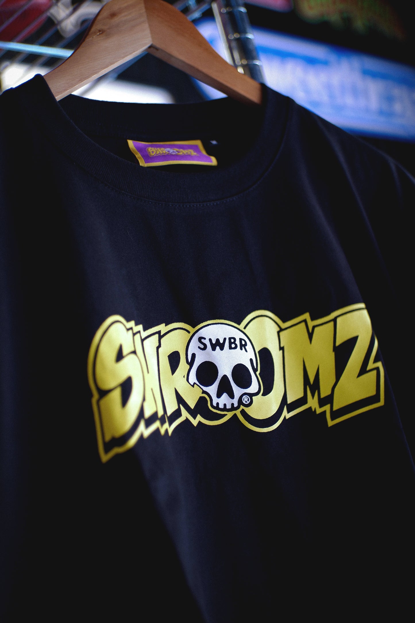 SB X SHRMZ LOGO T-SHIRT