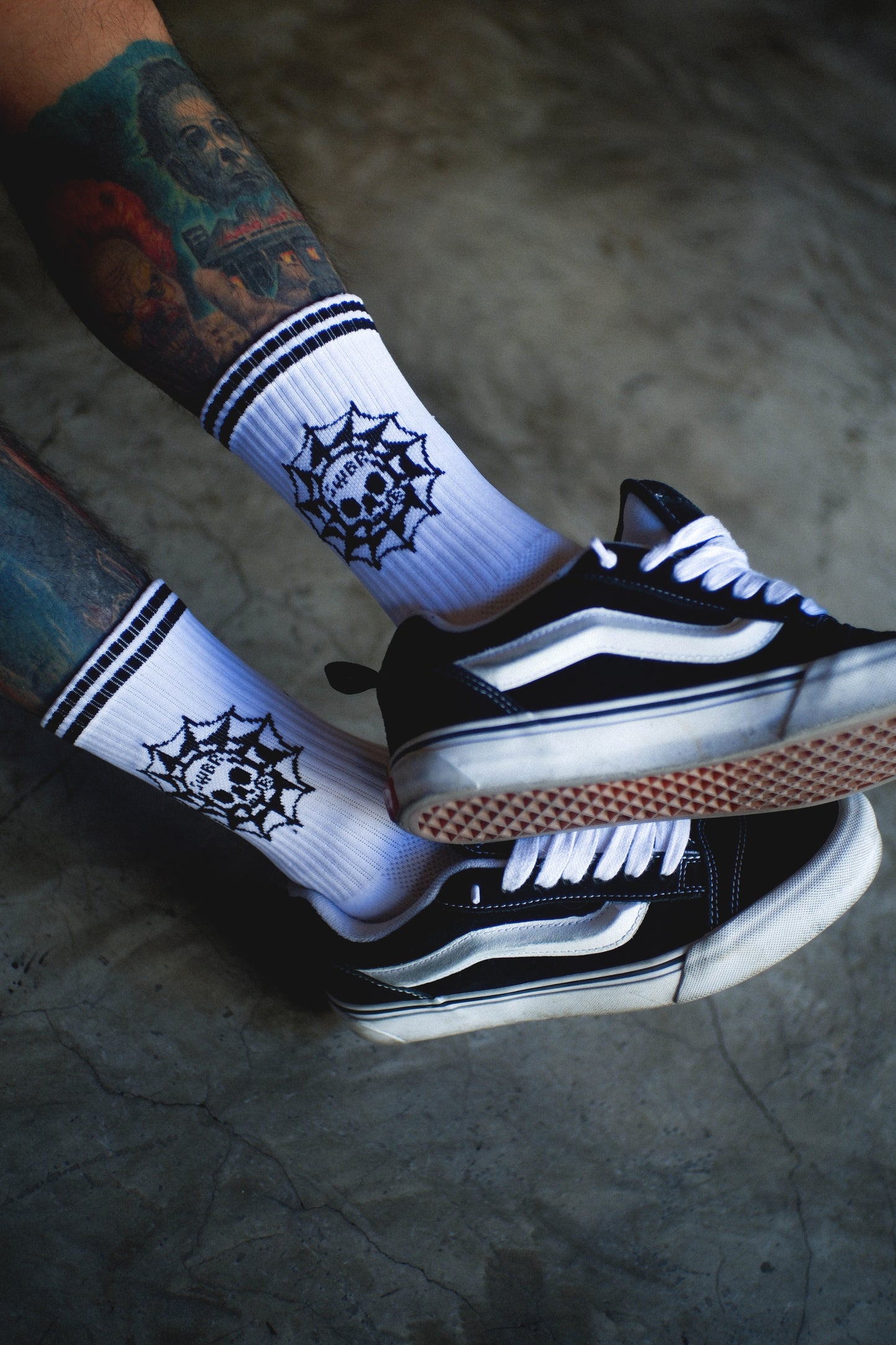 ARACHNIA STRIPE (WHITE) CREW SOCKS