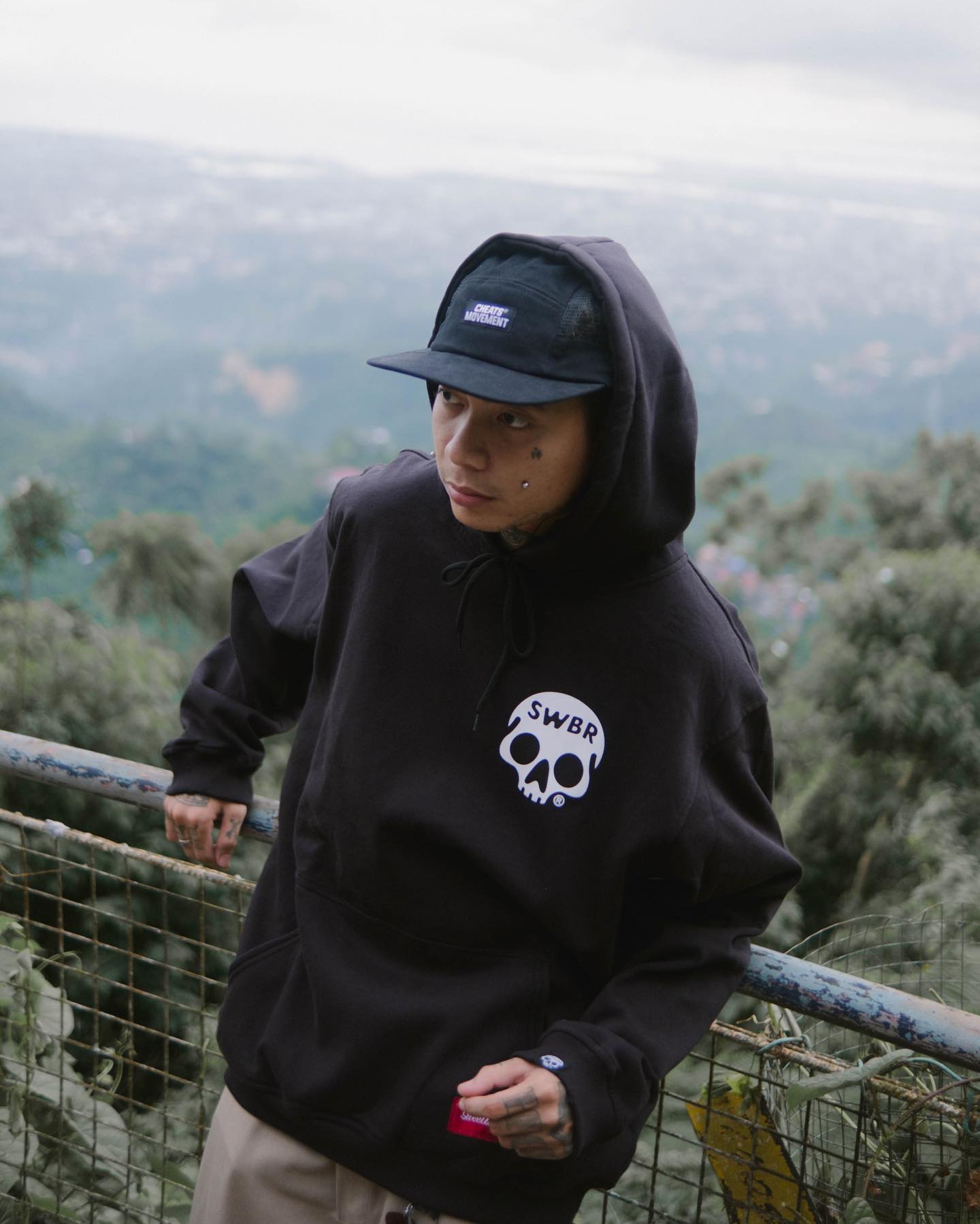 SKULLY PULLOVER HOODIE