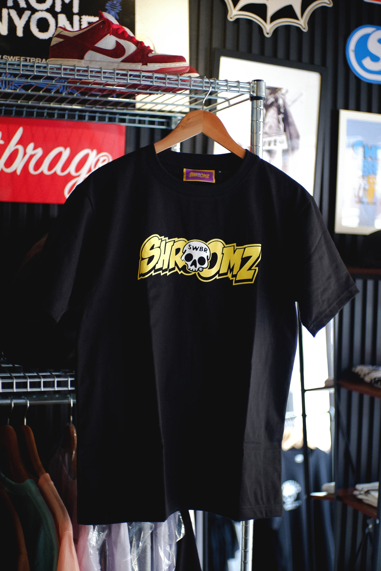 SB X SHRMZ LOGO T-SHIRT